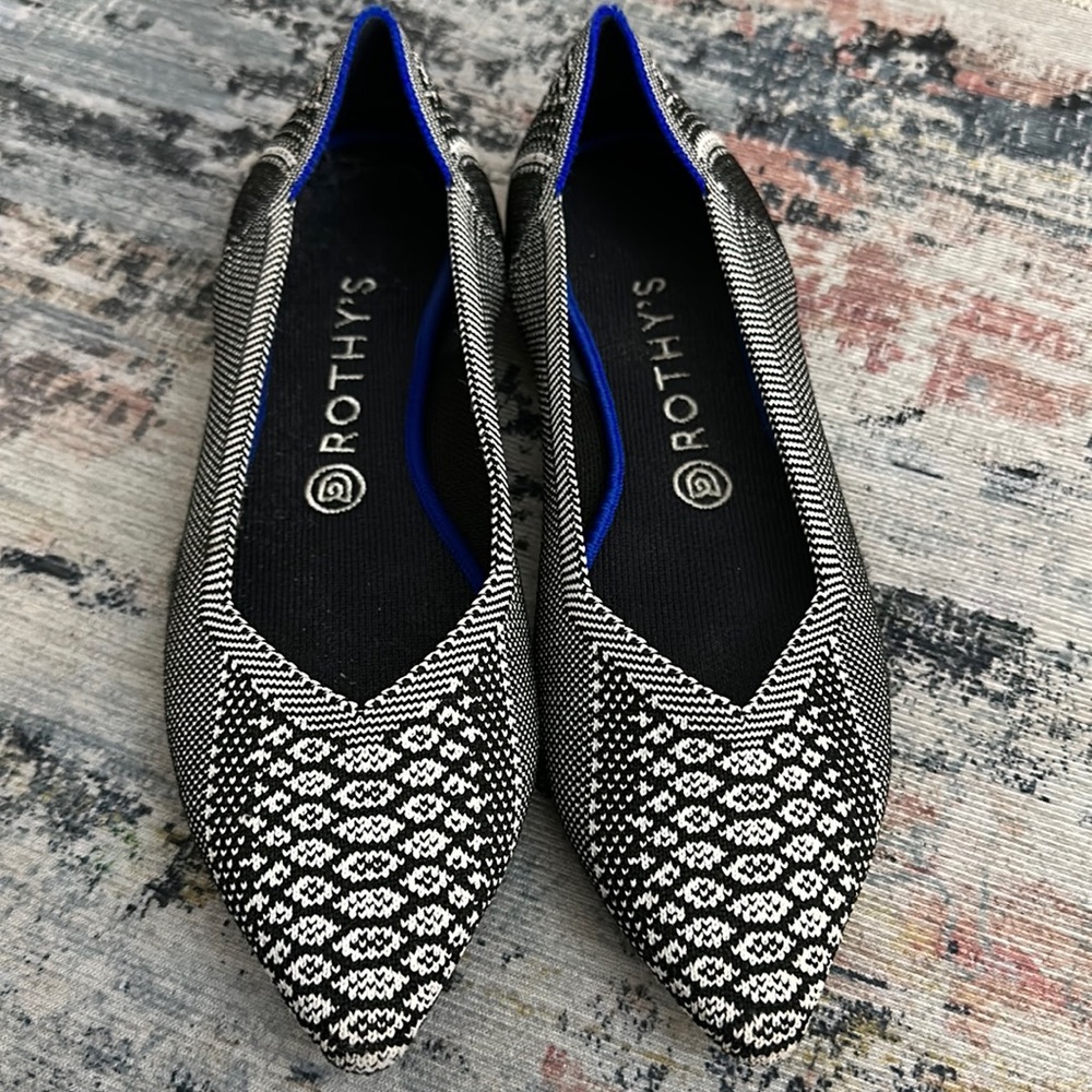 Women’s size 9.5 black & white  Rothy’s The Point ballet flat.